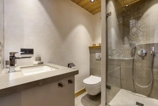 Ensuite bedroom floor 2