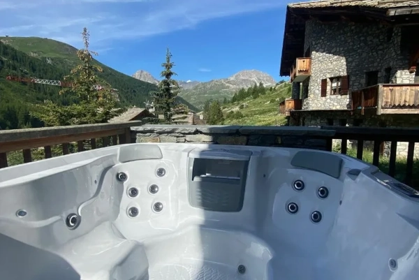 Jacuzzi extérieur panoramique dominant la vallée