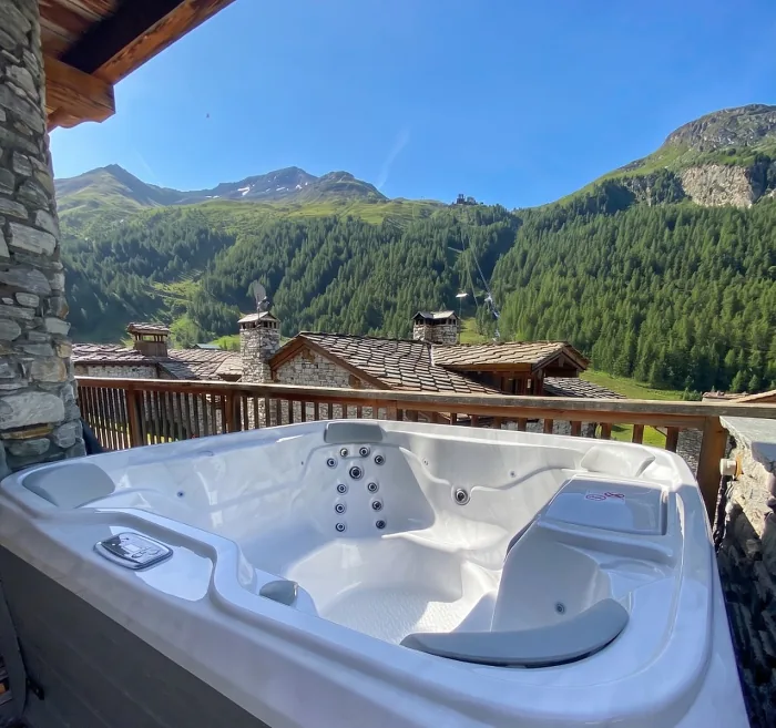 Jacuzzi extérieur sur la terrasse avec vue panoramique sur la vallée